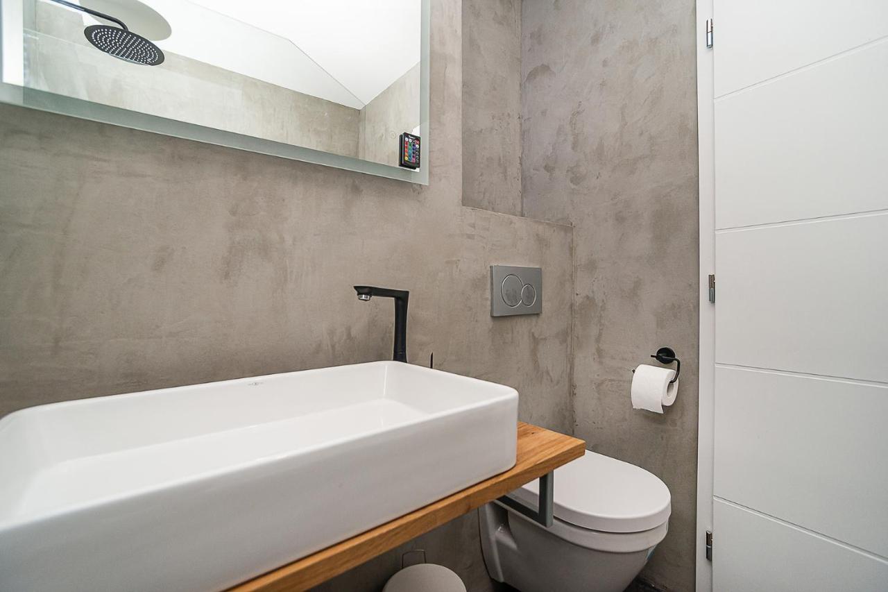 Big 4-Bedroom Flat, Terrace With Great Vitkov View Prága Kültér fotó